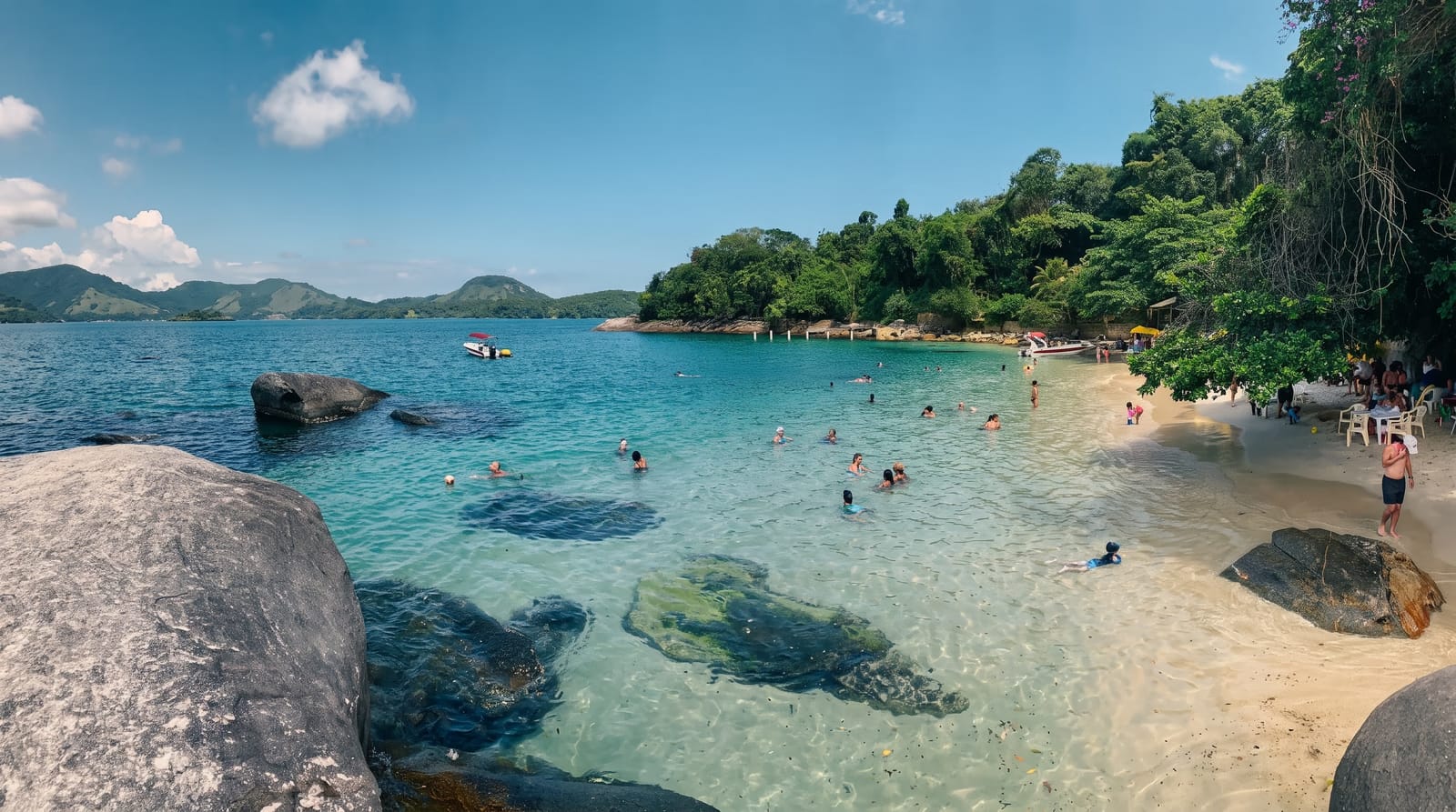 Ilha do Pelado em Paraty com mar transparente e vegetação costeira