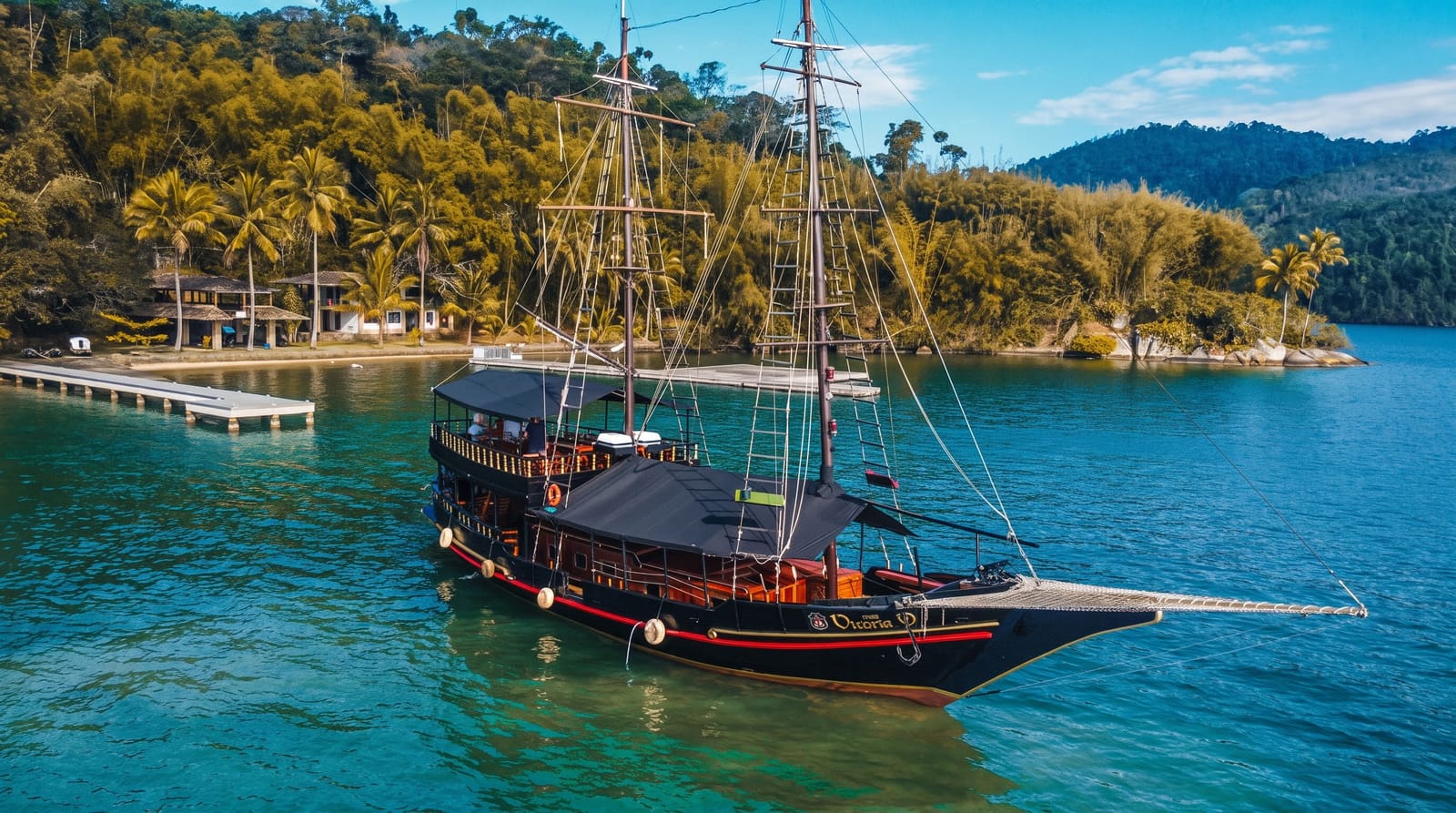 Passeio de escuna em Paraty navegando por praias de mar azul