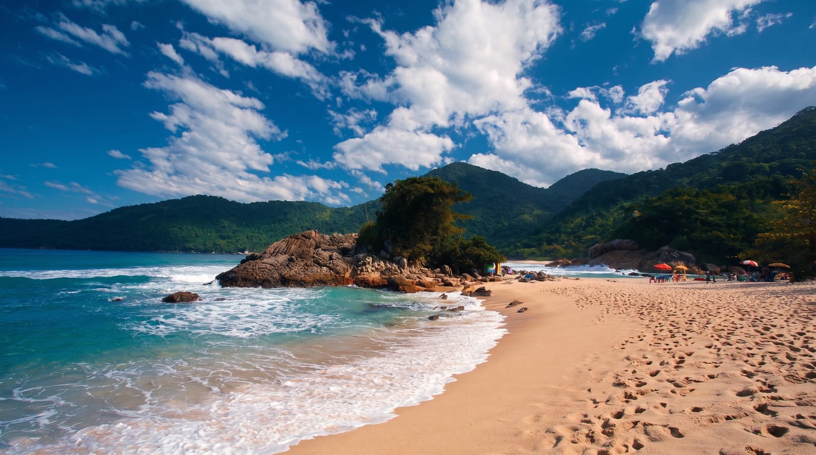 Praia da Trindade em Paraty com mar azul e paisagem preservada