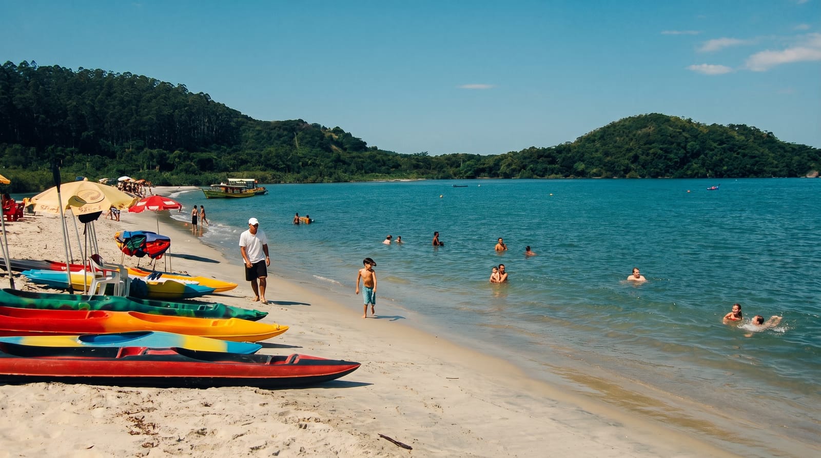 Praia de São Gonçalo em Paraty com faixa de areia clara e mar tranquilo