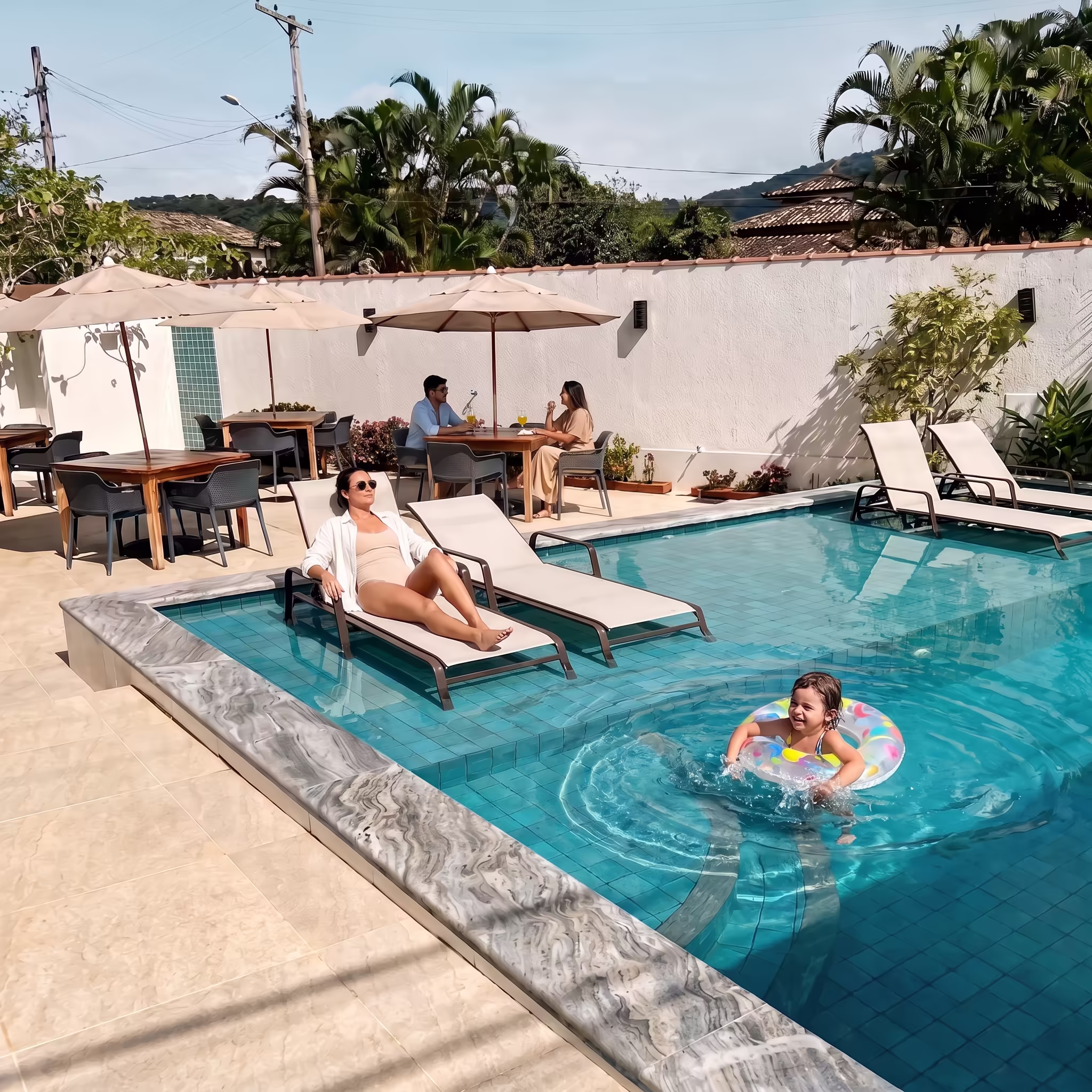 Área da piscina da Pousada Aquino Mar na propriedade