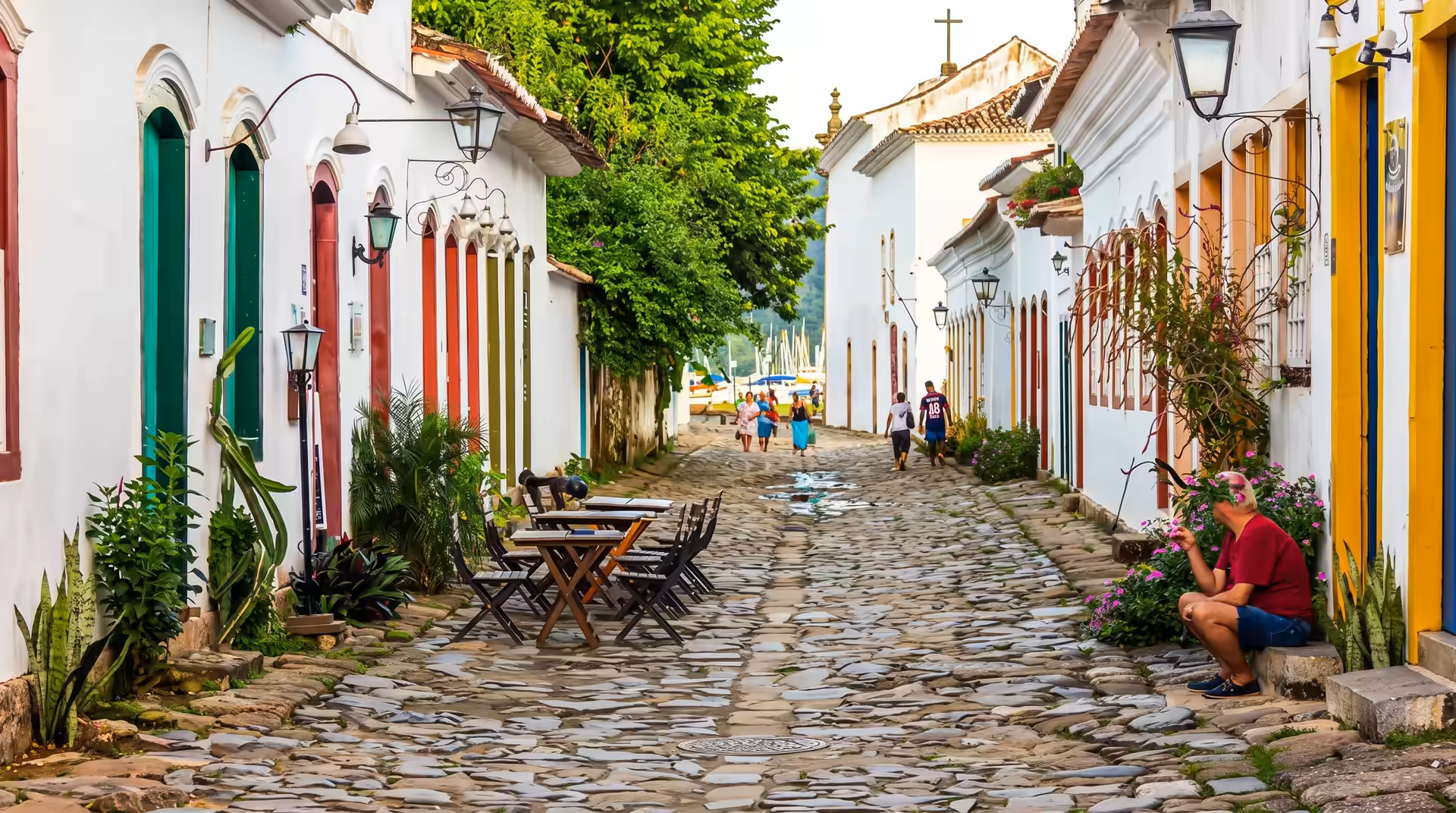 Rua de pedra com casarões coloniais no Centro Histórico de Paraty