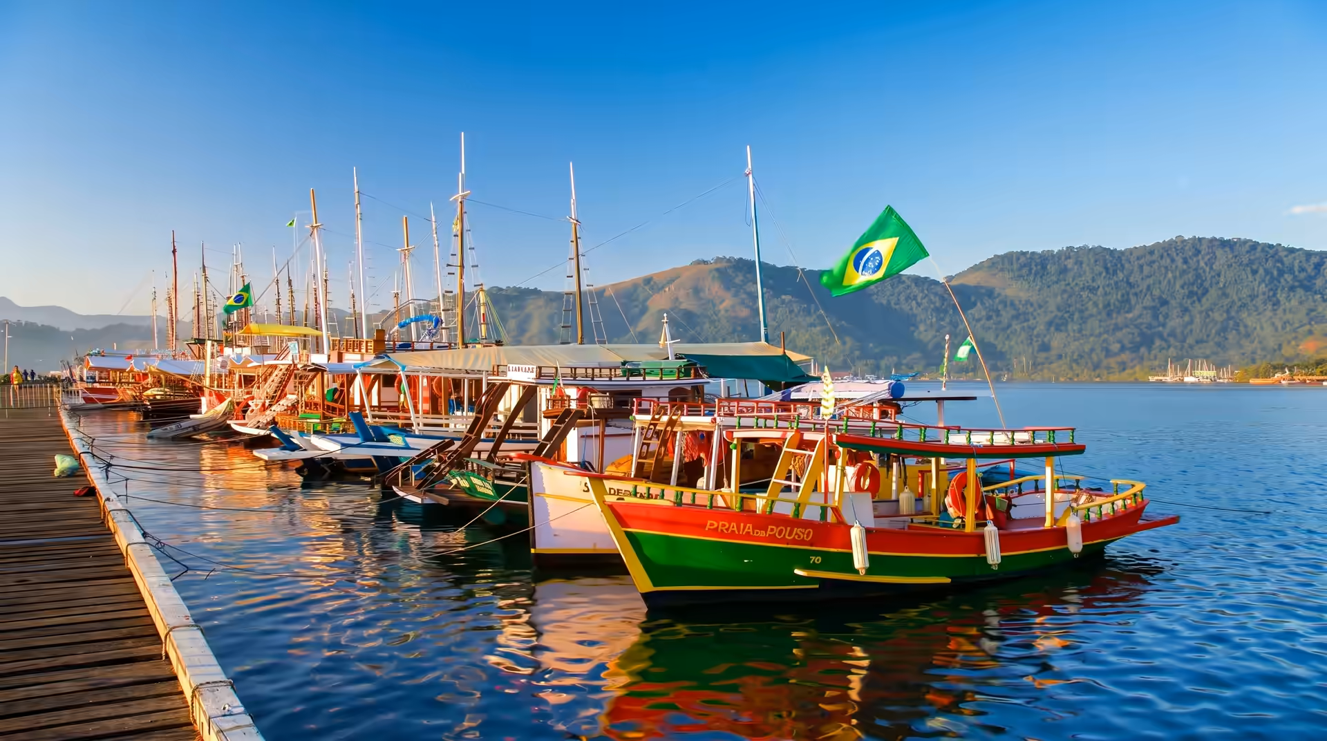Barcos coloridos na Praia do Cais em Paraty